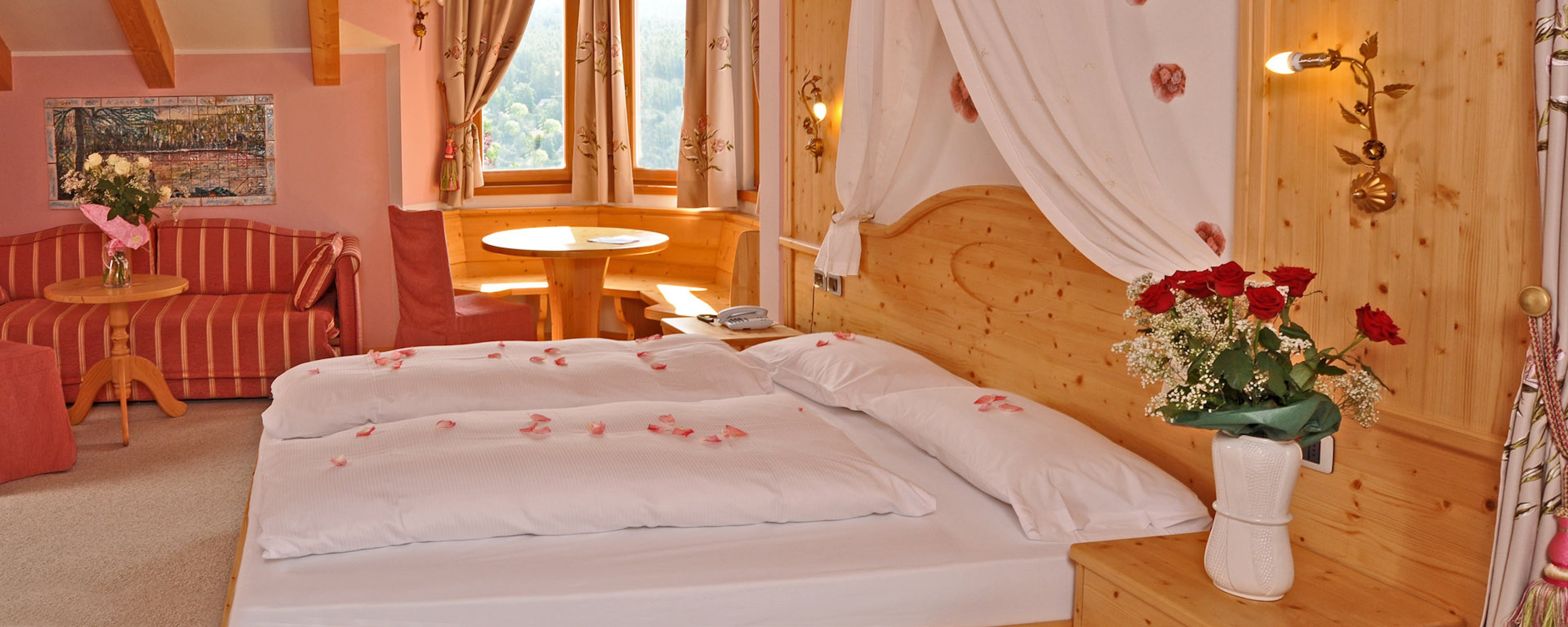 Junior Suite | In-room safe, desk, free WiFi, bed sheets