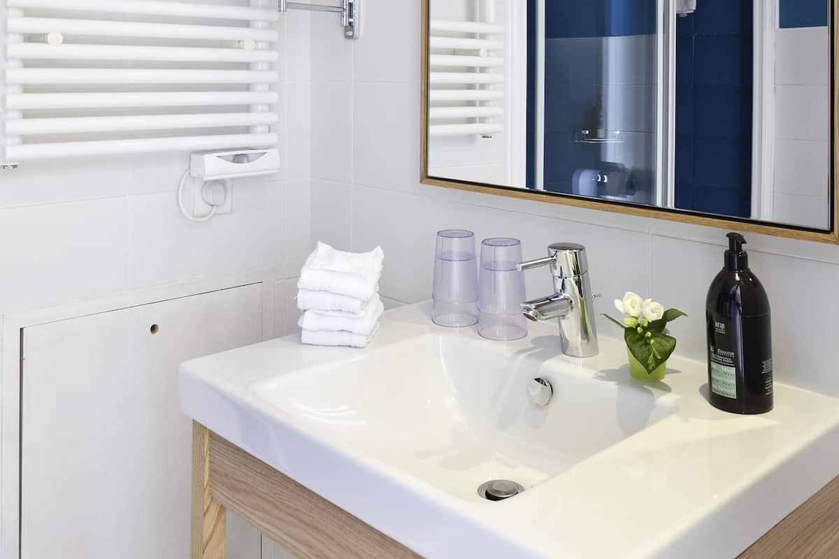 Safe på rommet, skrivebord, lydisolert og strykejern/-brett