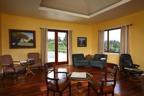 Library - Hawaii Island Retreat (Kapaau)