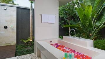 Vila, 2 quartos, piscina particular | Chuveiro