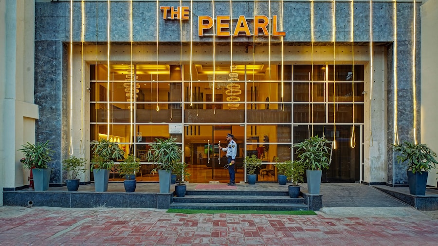Hotel The Pearl - Newly Renovated in City Centre