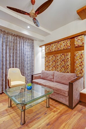 Living area - Hotel The Pearl - Newly Renovated in City Centre (New Delhi)