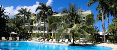 Una piscina al aire libre