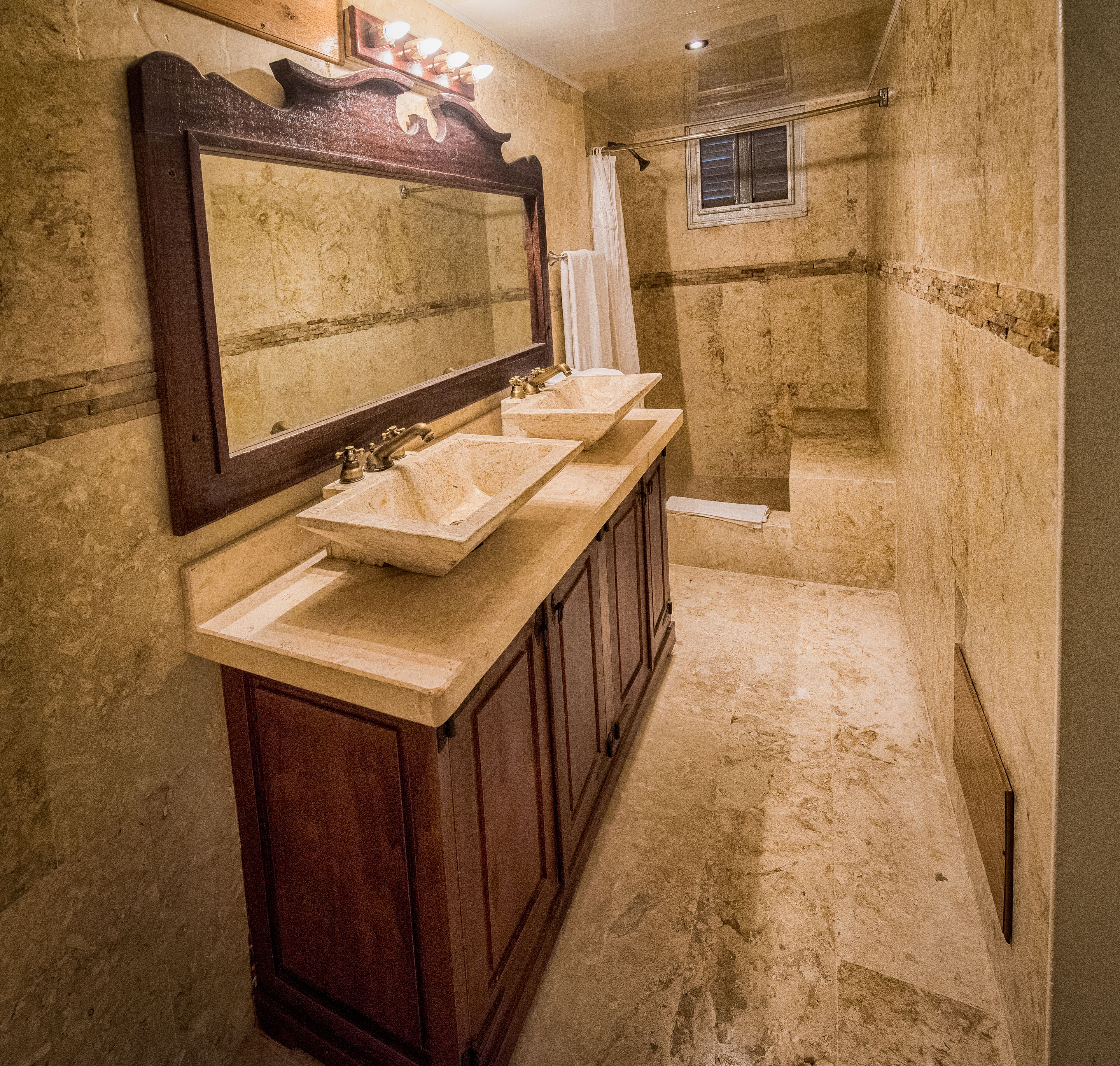 Suíte superluxo | Banheiro | Chuveiro, produtos de toalete grátis, secador de cabelo 