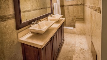 Luxury Suite | Bathroom | Shower, free toiletries, hair dryer, towels