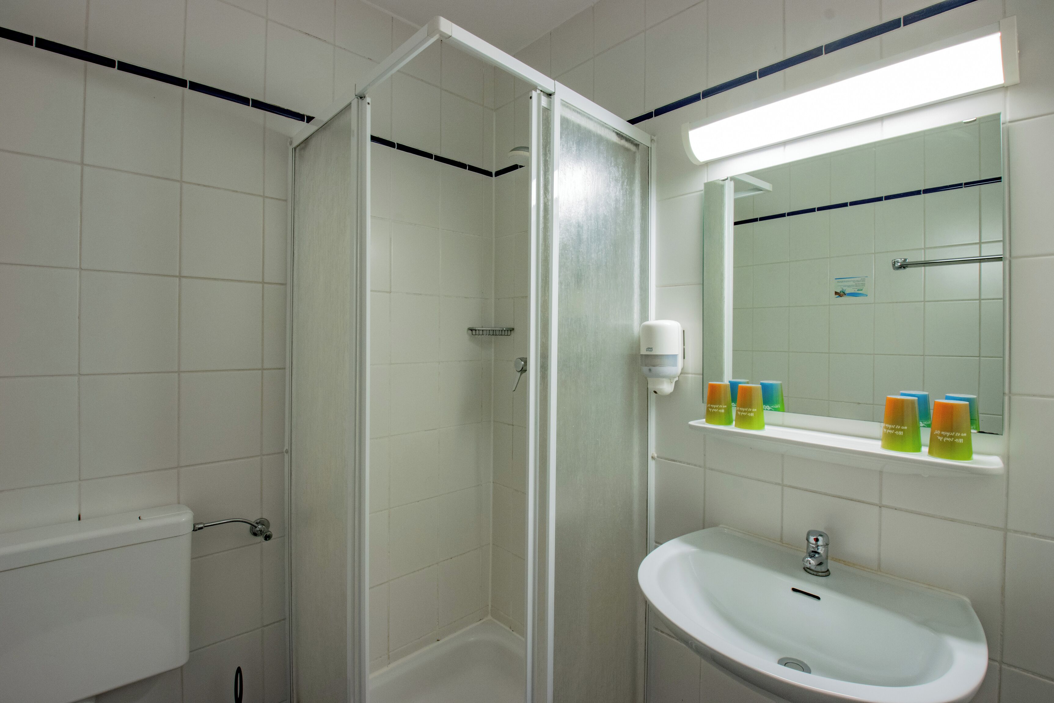Familienzimmer | Badezimmer | Dusche, Regendusche, kostenlose Toilettenartikel, Haartrockner