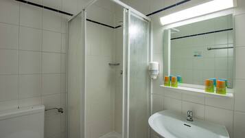 Familienzimmer | Badezimmer | Dusche, Regendusche, kostenlose Toilettenartikel, Haartrockner