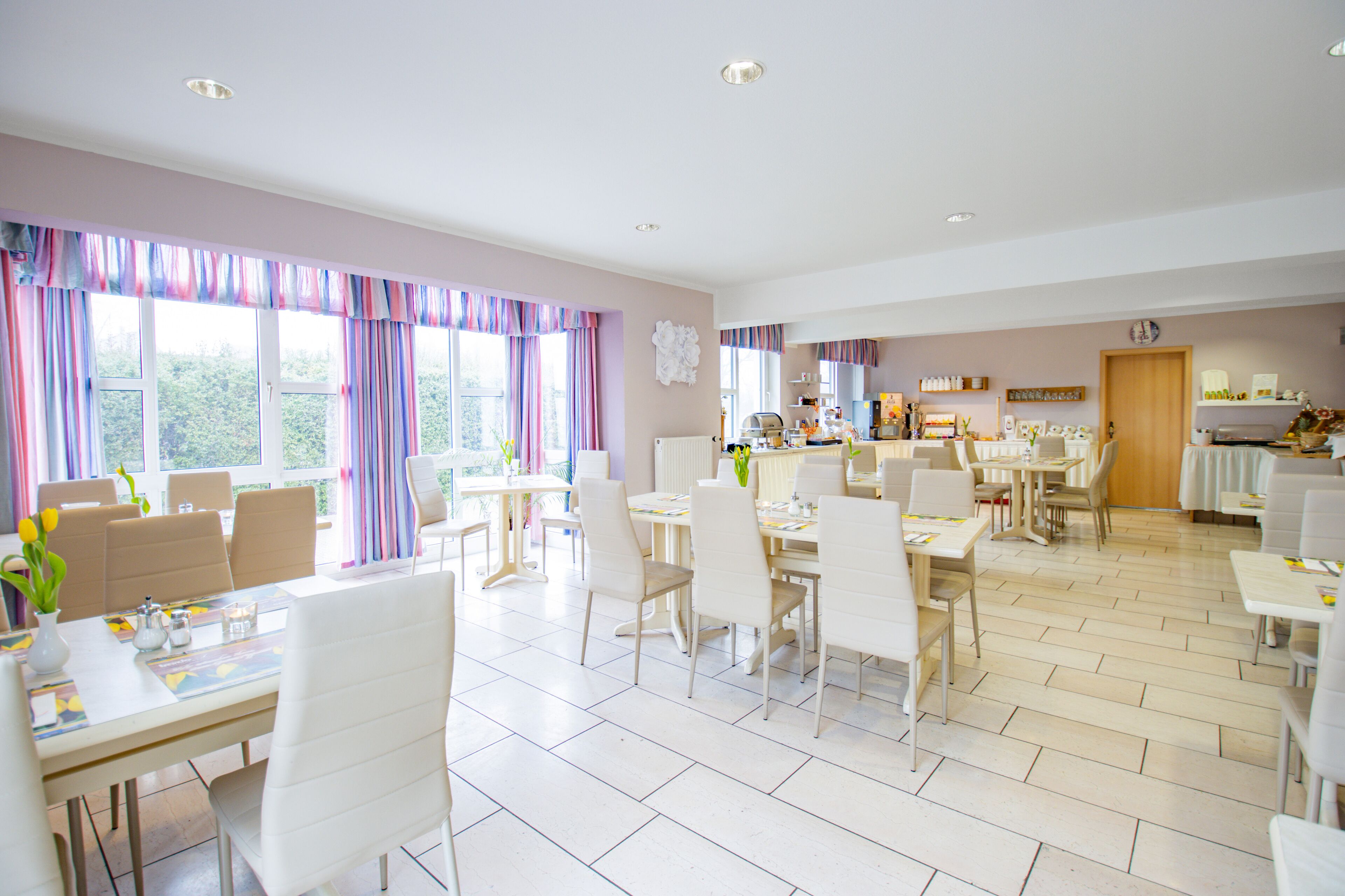 Tägliches Frühstücksbuffet (12.90 EUR pro Person)