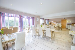 Daily buffet breakfast for a fee - Hotel Garni Zwickau Mosel (Muelsen)