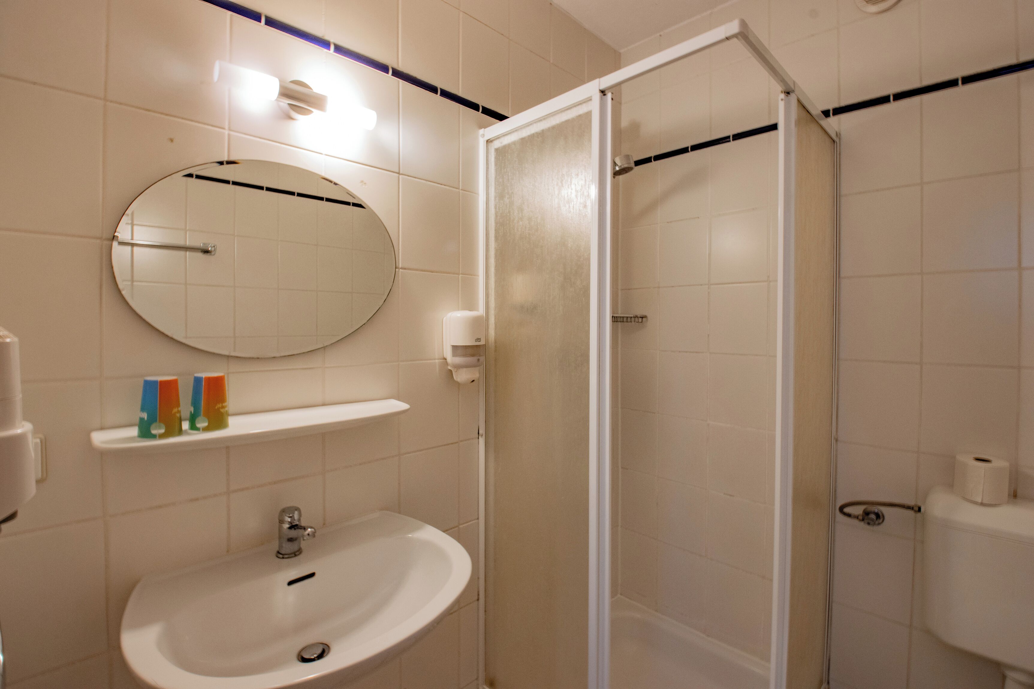 Habitación triple | Baño | Regadera, regadera tipo lluvia, amenidades de baño gratuitas 