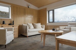 Deluxe Suite (EXPLORADORES) | Premium bedding, down duvets, pillow-top beds, in-room safe - Explora en Torres del Paine (Torres del Paine)
