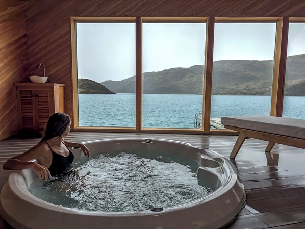 Jetted bathtub
