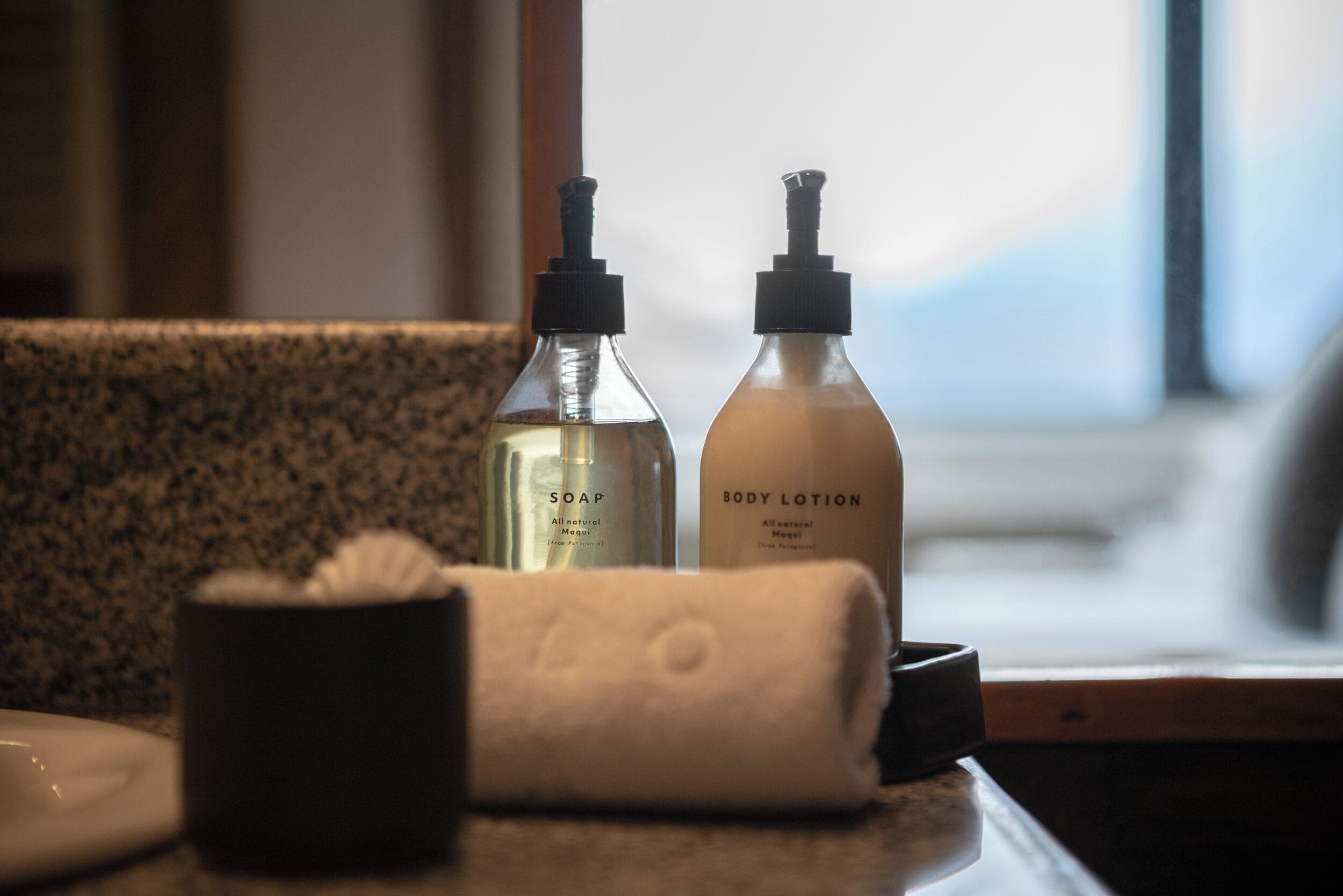 deluxe suite (exploradores) | bathroom | combined shower/bathtub, jetted bath, rainfall showerhead