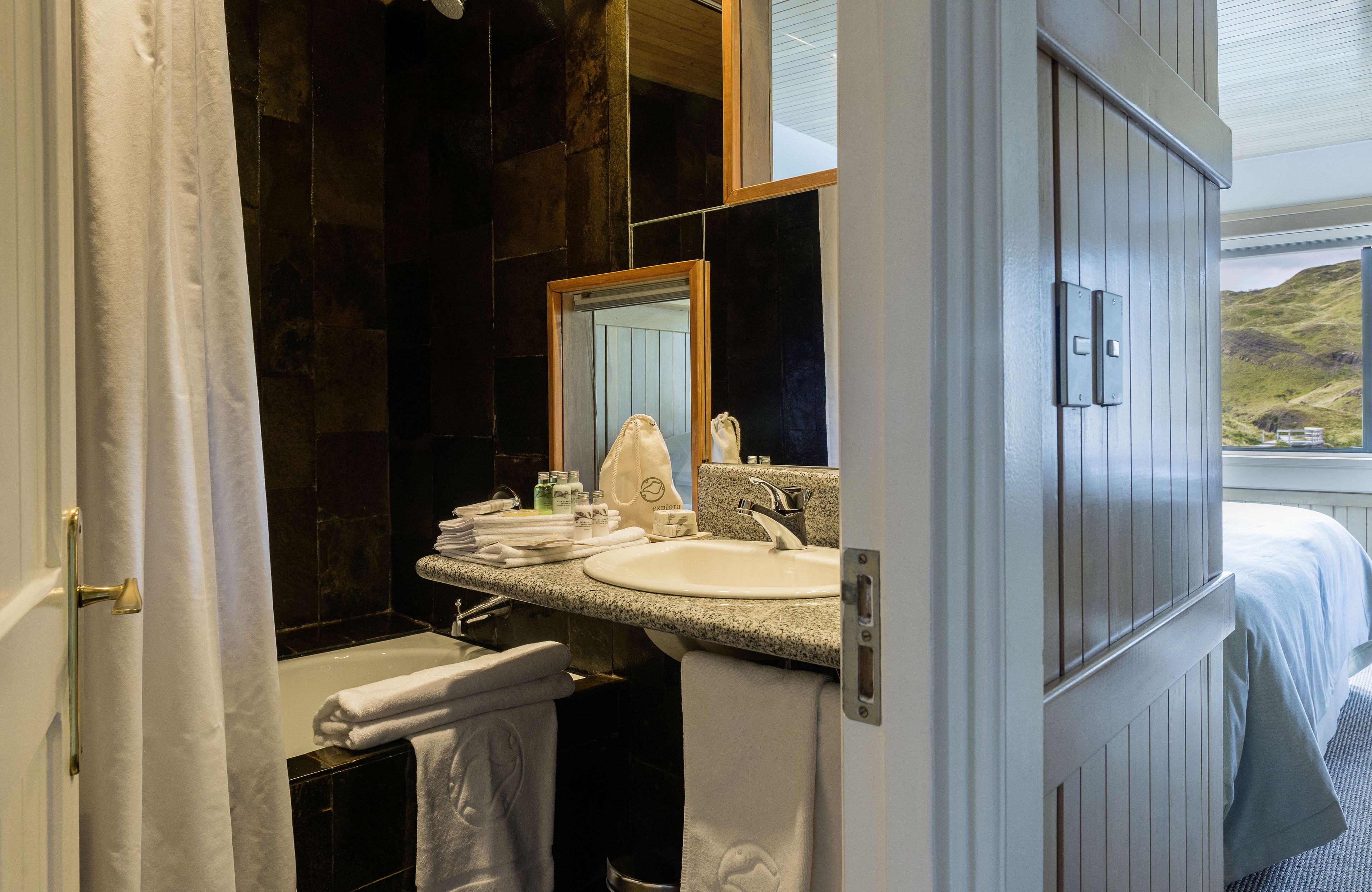 combined shower/bathtub, jetted bath, rainfall showerhead