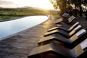 Outdoor pool, free cabanas, pool umbrellas - explora Rapa Nui (Hanga Roa)