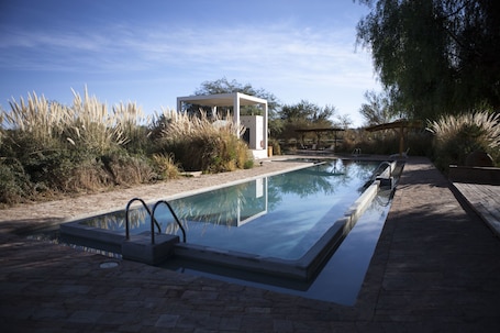 4 outdoor pools, free cabanas, pool umbrellas