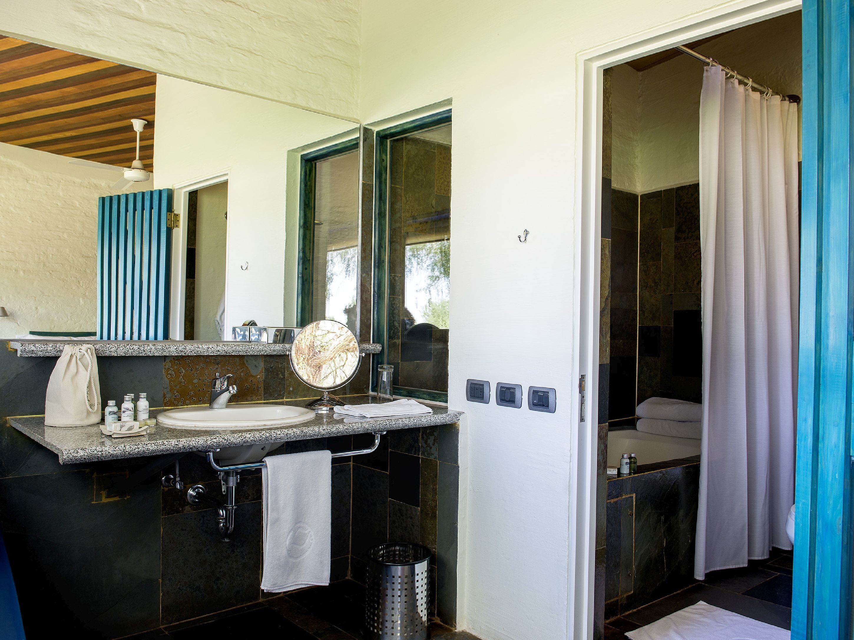 combined shower/bathtub, jetted bath, rainfall showerhead