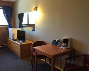 Iron/ironing board, free cots/infant beds, free WiFi, bed sheets - Canadas Best Value Inn Kelowna (Kelowna)
