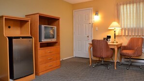 Room, 1 Queen Bed with Sofa bed, Non Smoking | Iron/ironing board (on request), cribs (free), WiFi (free), bed sheets - Canadas Best Value Inn Kelowna (Kelowna)