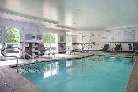 Una piscina techada. Fairfield Inn & Suites by Marriott Millville Vineland