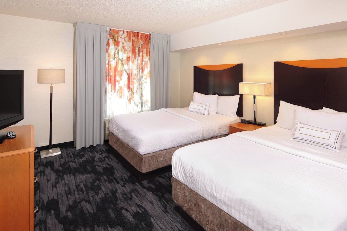 1 bedroom, pillow-top beds, desk, laptop workspace