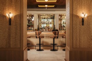 3 bar/lounge, 2 bar tepi kolam renang