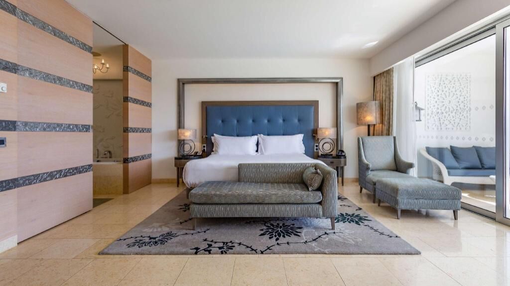 Hypo-allergenic bedding, minibar, in-room safe, desk