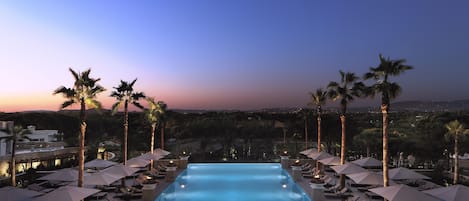 Una piscina cubierta, una piscina al aire libre