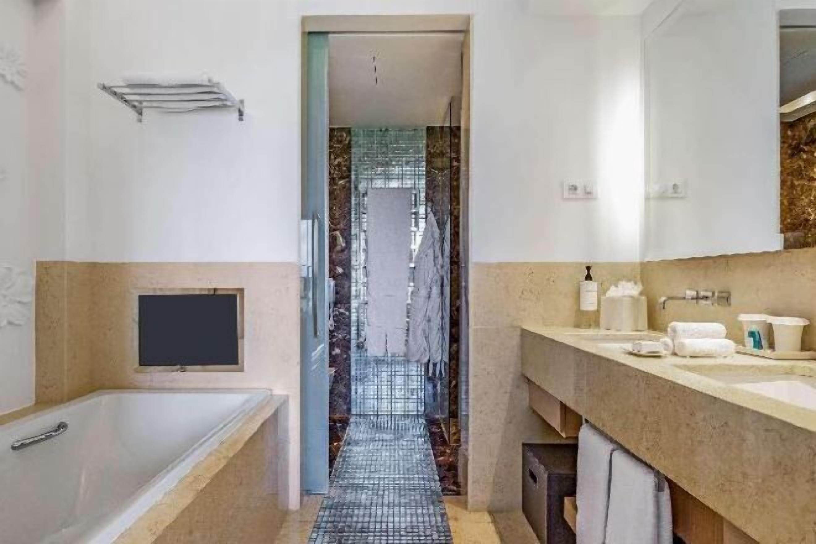 Bañera y ducha independientes, bañera profunda