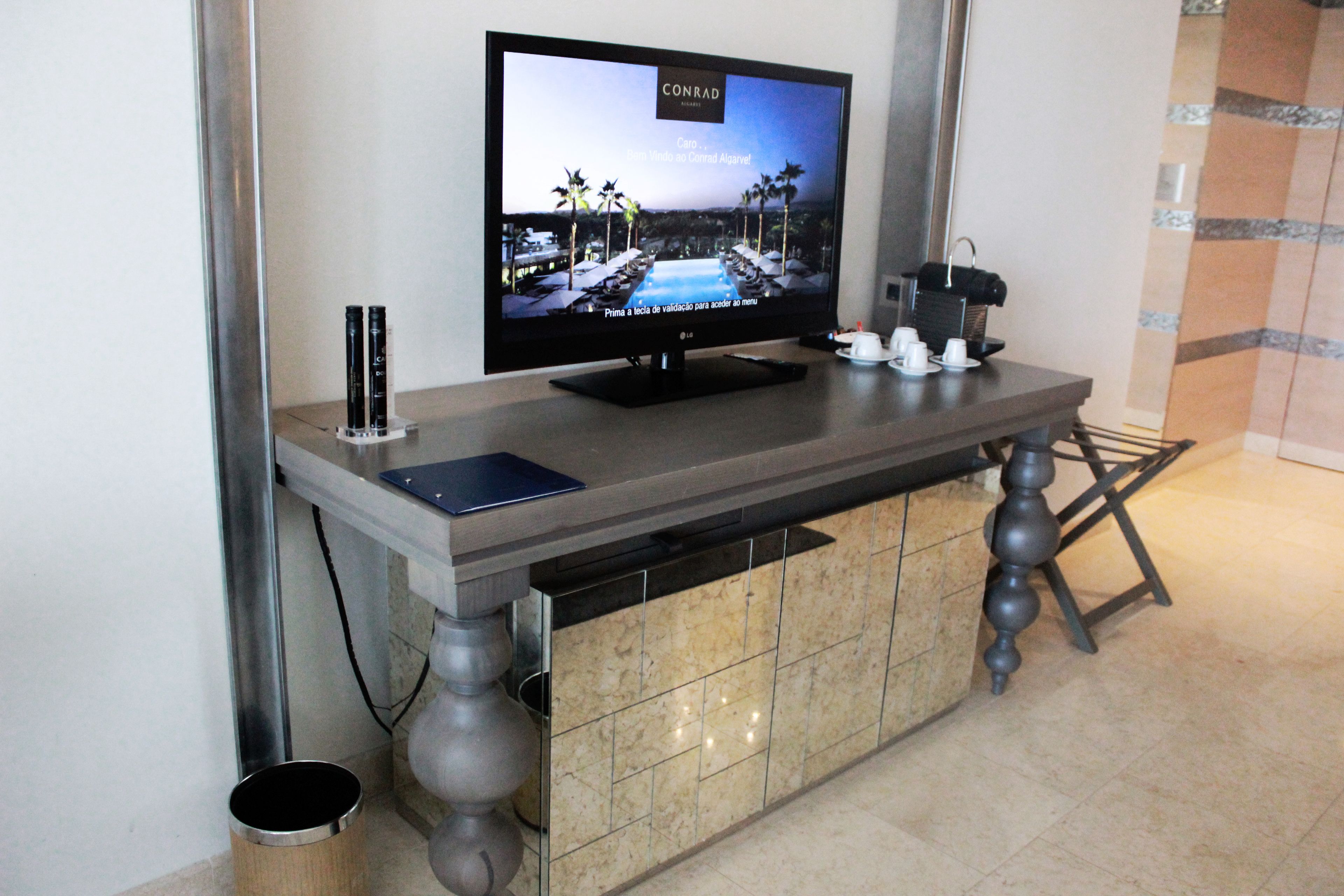 deluxe room, pool view (king grand) | hypo-allergenic bedding, minibar, in-room safe, desk