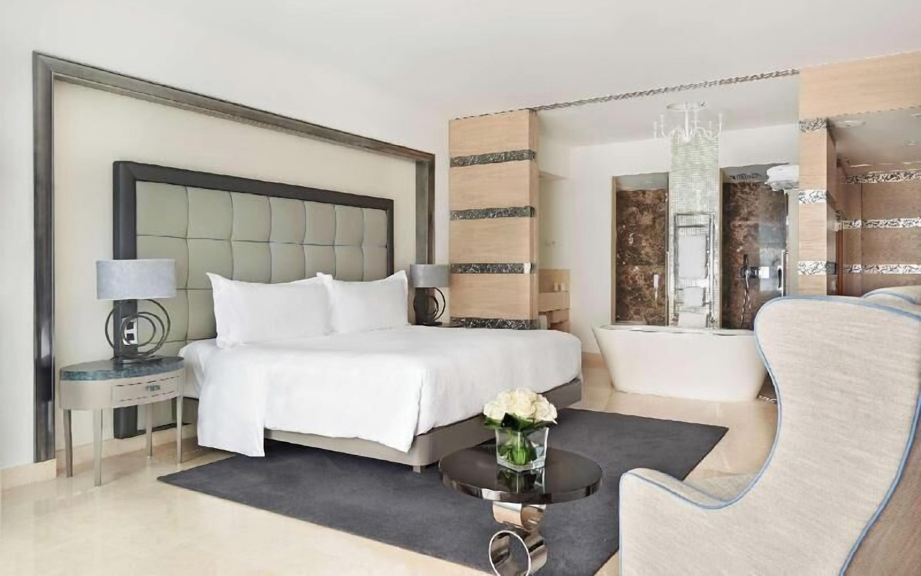 Hypo-allergenic bedding, minibar, in-room safe, desk