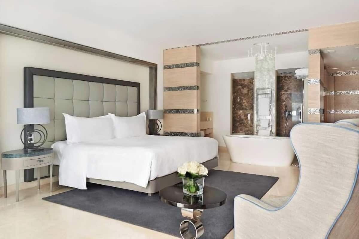 Hypo-allergenic bedding, minibar, in-room safe, desk