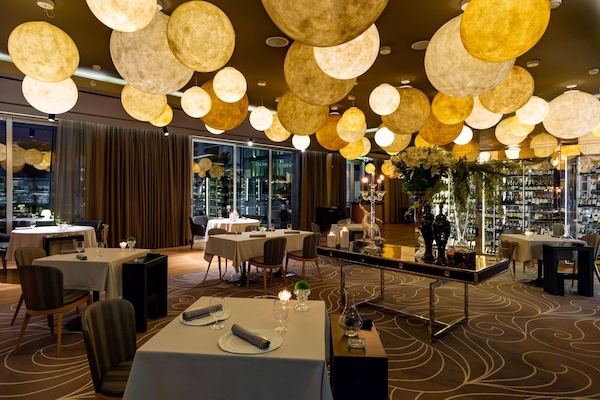 3 restaurants; breakfast, lunch, and dinner served