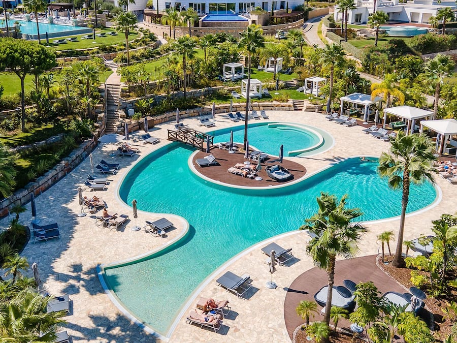 Piscina coperta, piscina all'aperto, cabanas (a pagamento), lettini