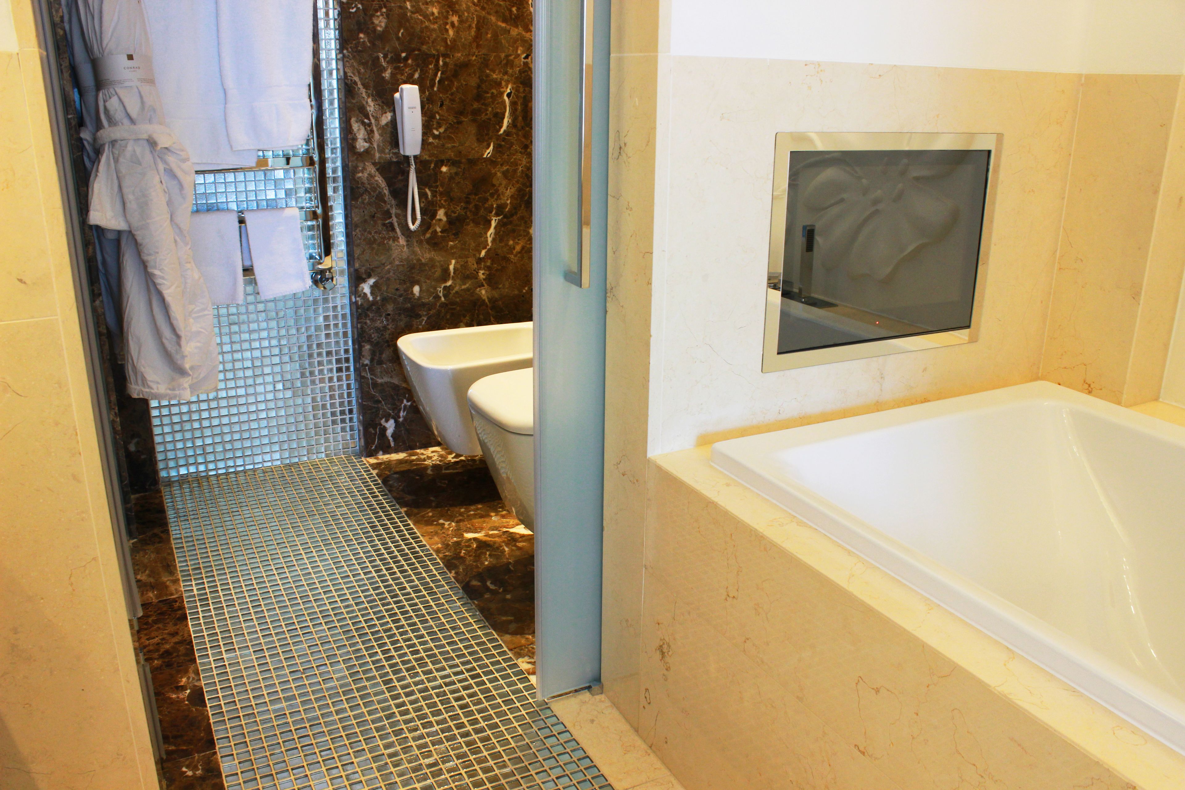 Un bagno con vasca, WC e zona doccia.