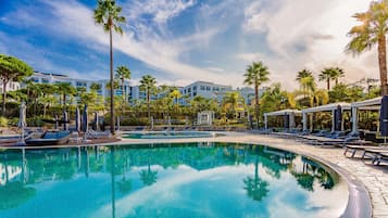 Piscine couverte, piscine extérieure, tentes de plage, chaises longues