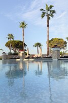 Piscine couverte, piscine extérieure, tentes de plage, parasols de plage