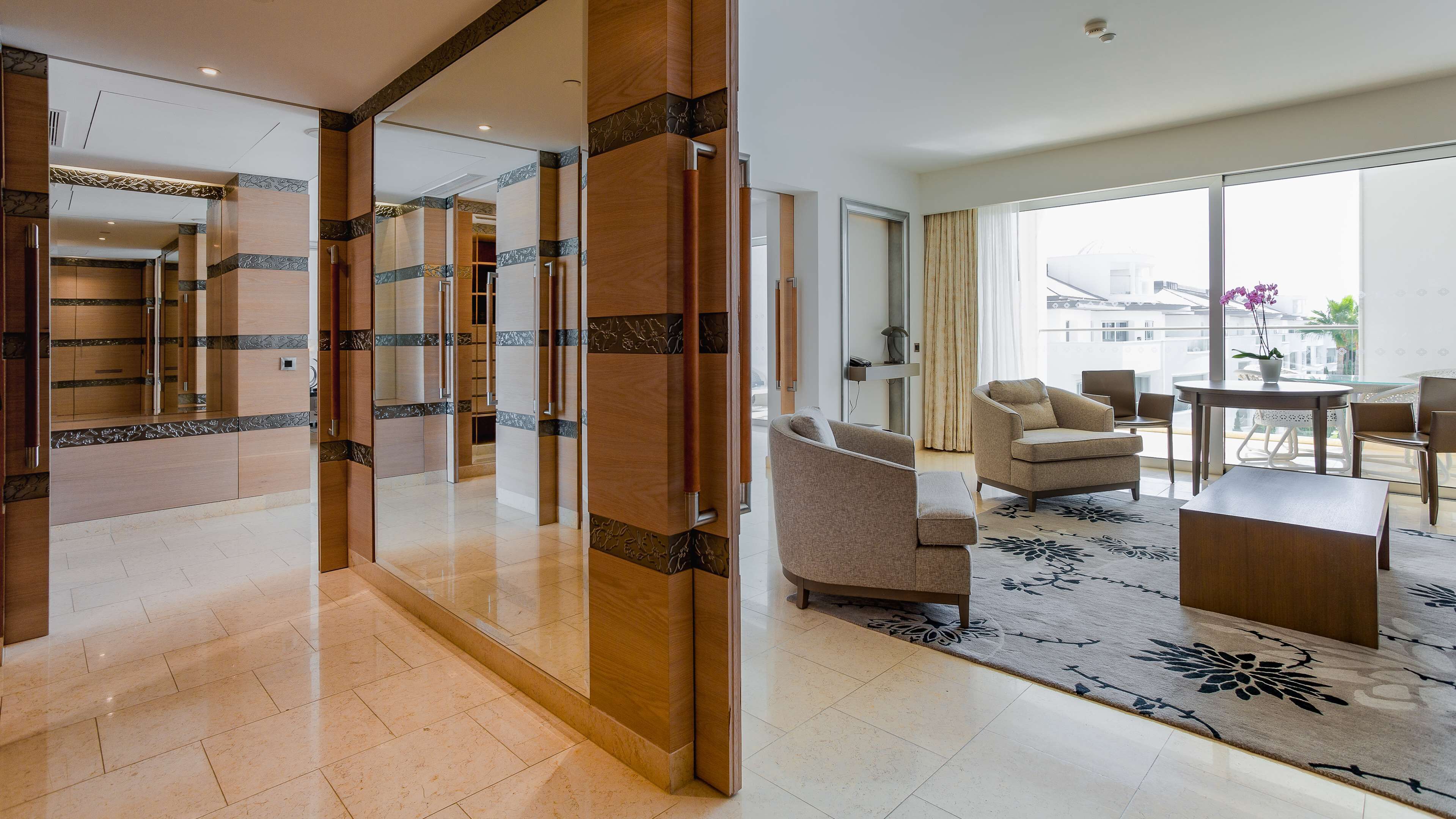 deluxe suite (king grand) | living area | flat-screen tv, dvd player, mp3 dock