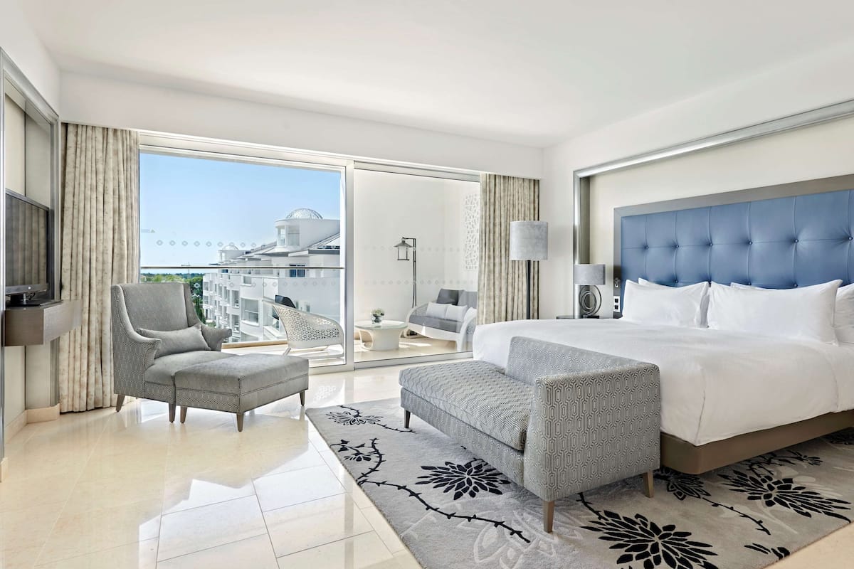 deluxe suite, pool view (king grand) | hypo-allergenic bedding, minibar, in-room safe, desk