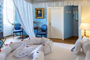 Comfort Double Room | Individually decorated, individually furnished, desk, cots/infant beds - Hotel Burg Trendelburg (Trendelburg)