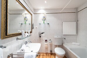 Suite | Bathroom | Free toiletries, bathrobes, slippers, towels - Hotel Burg Trendelburg (Trendelburg)