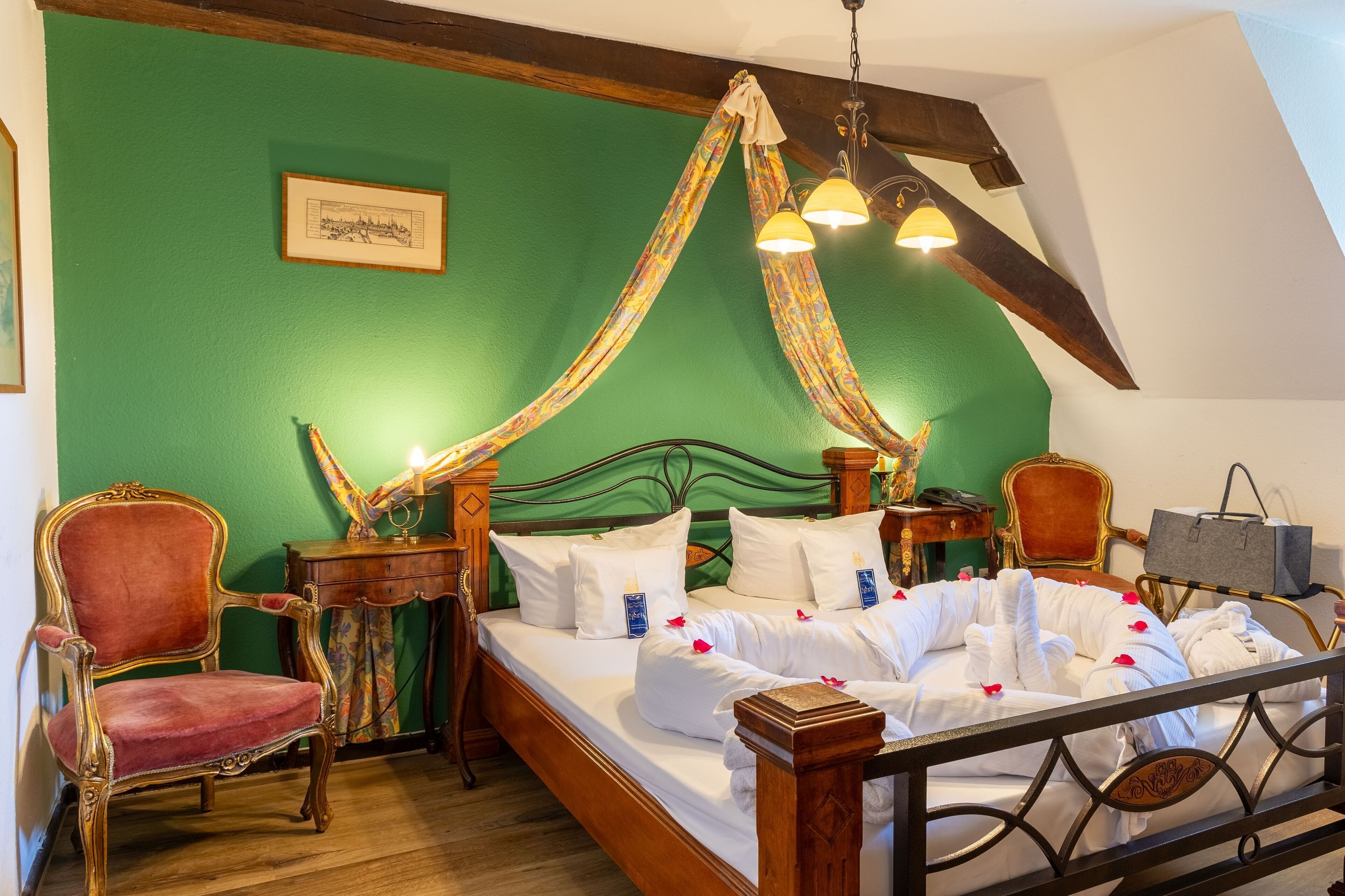 Quarto com cama, cadeira, mesa de cabeceira e abajur.