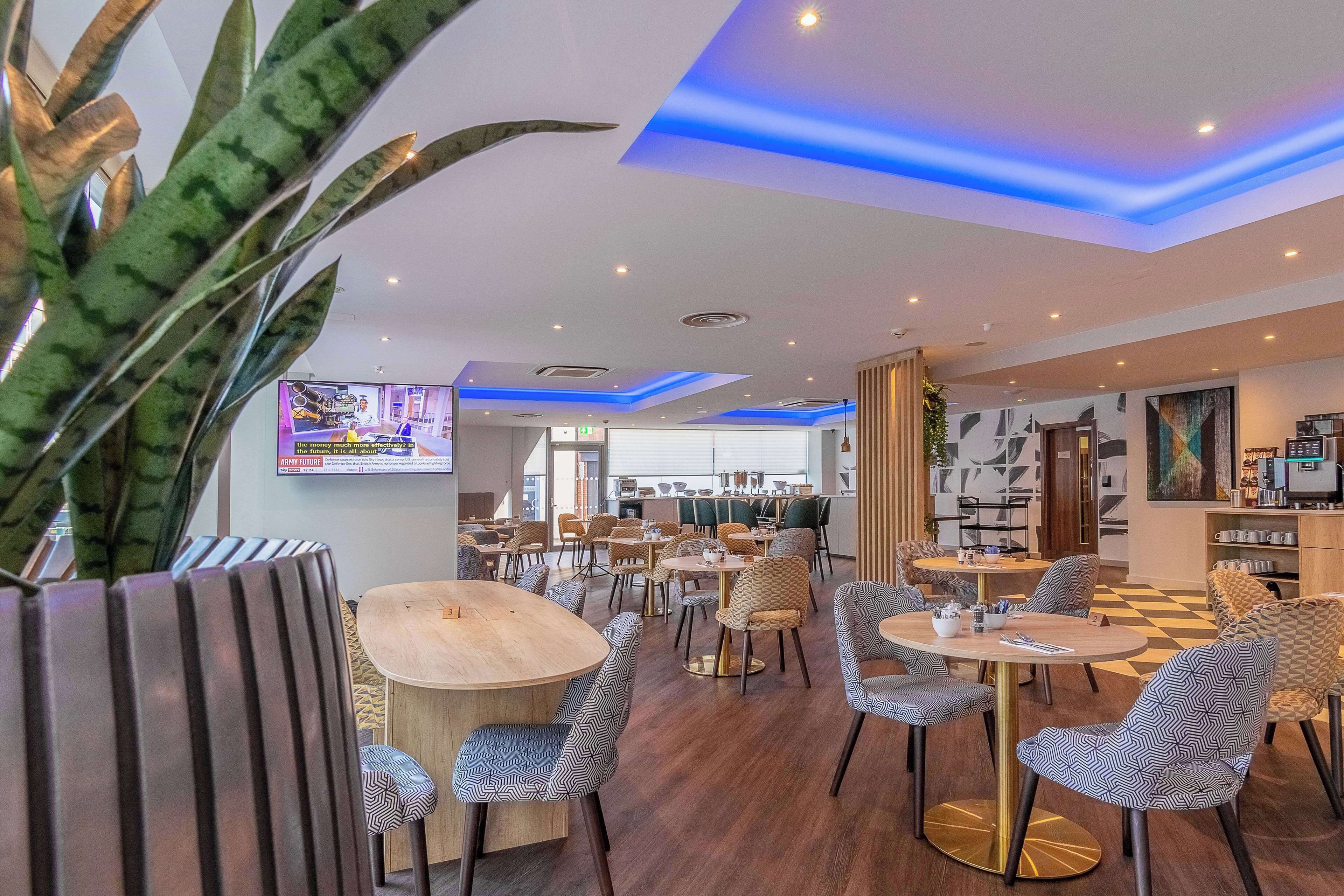 Sarapan, makan tengah hari, makan malam dihidangkan; masakan British 