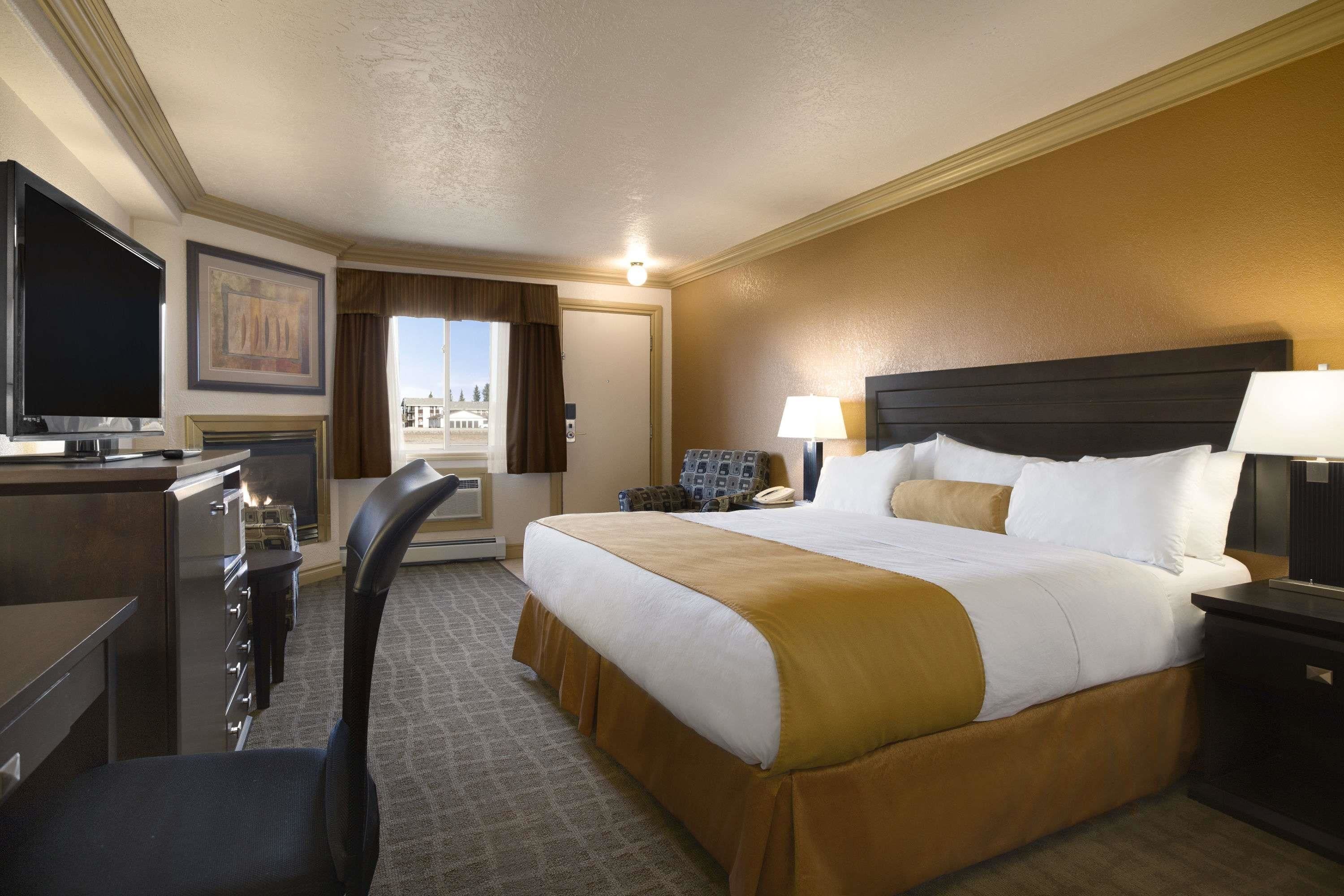 1 bedroom, hypo-allergenic bedding, desk, iron/ironing board