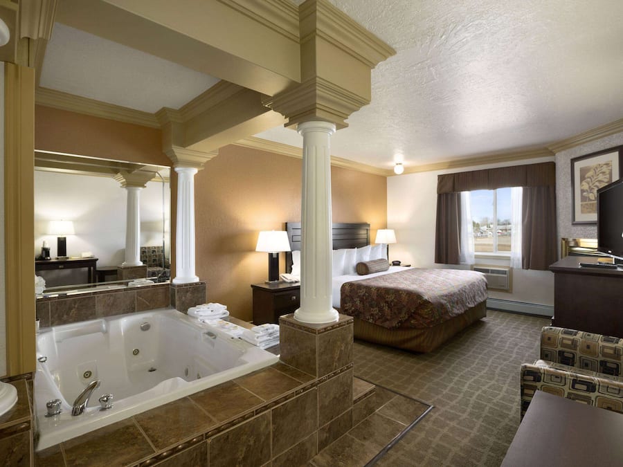 Kamar, 1 Tempat Tidur King, jet tub | 1 kamar tidur, seprai antialergi, meja kerja, dan setrika/meja setrika