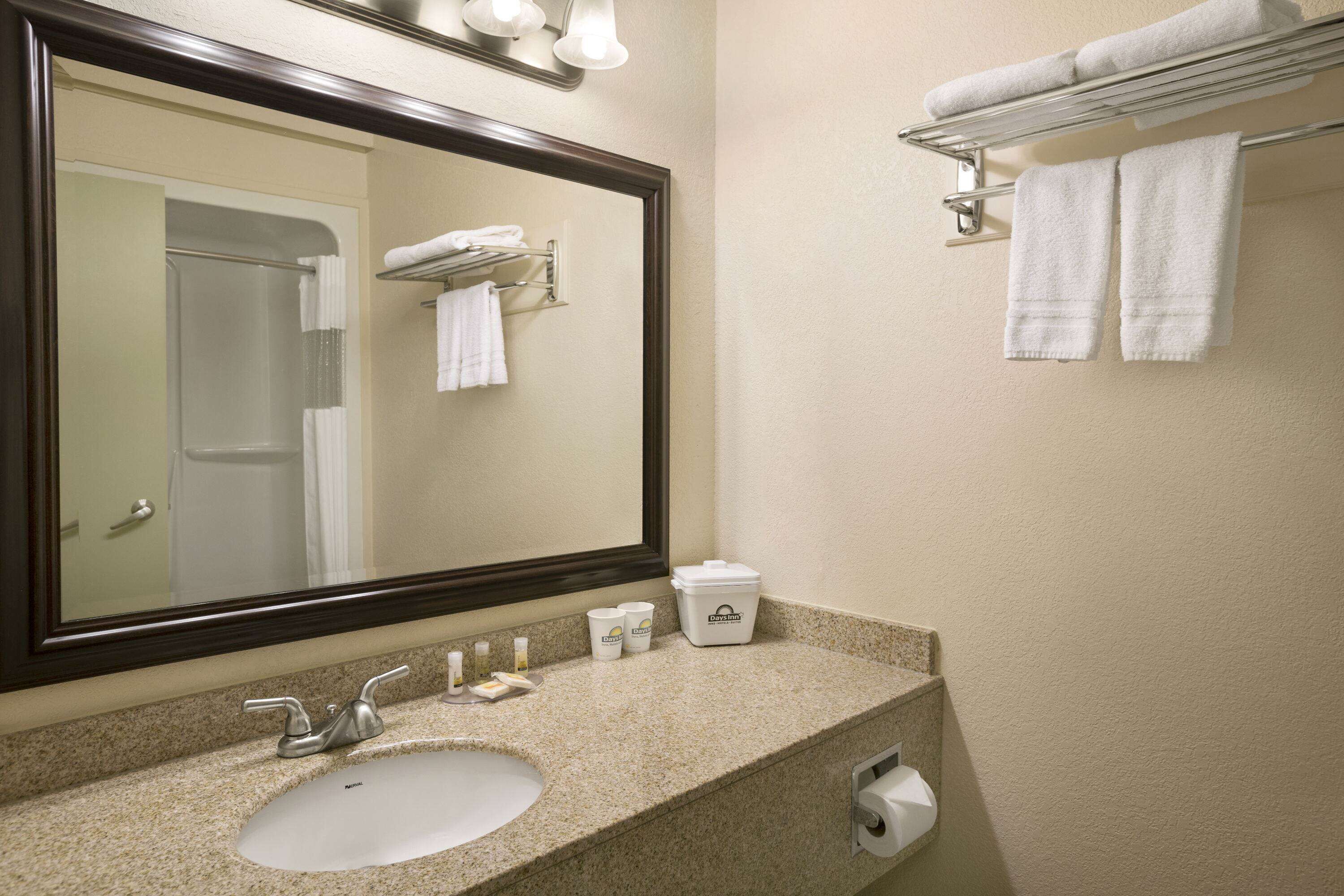 Articles de toilette gratuits, sèche-cheveux, serviettes fournies