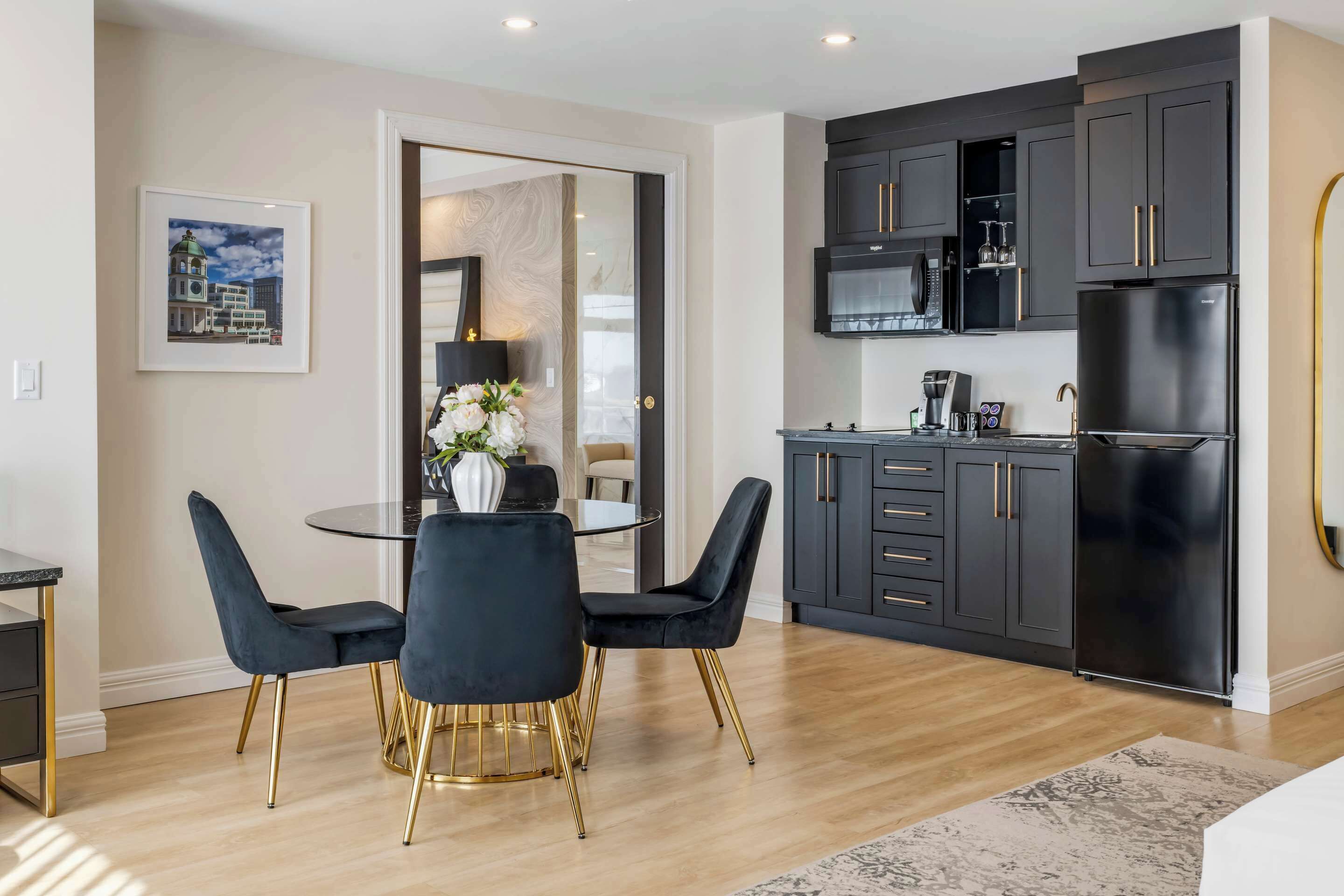 1 多间卧室、客房内保险箱、办公桌、遮光窗帘