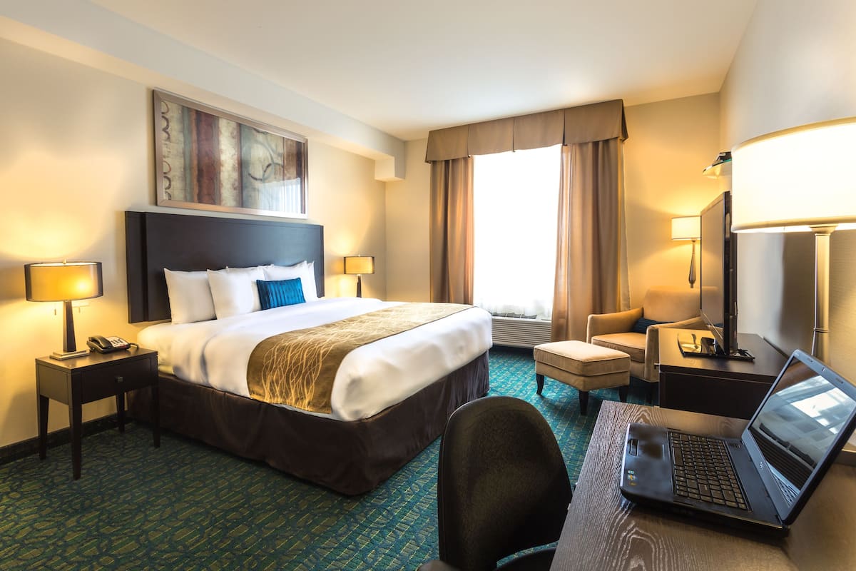 standard room, 1 king bed, non smoking | in-room safe, desk, blackout curtains, iron/ironing board