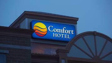 A Comfort Hotel sign with a stylized sun and wave logo.
