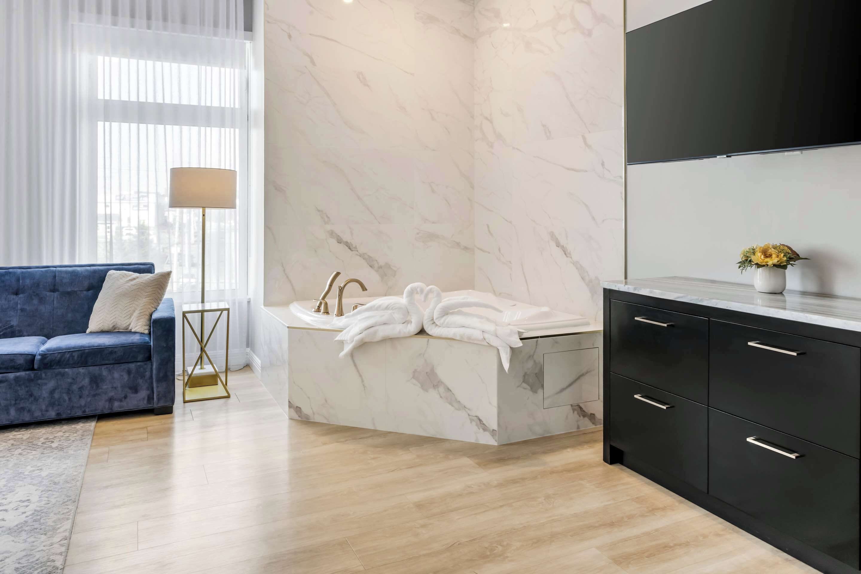 1 多间卧室、客房内保险箱、办公桌、遮光窗帘